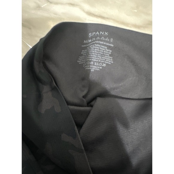 Spanx Leggings Black Camo Size Medium - Picture 5 of 7